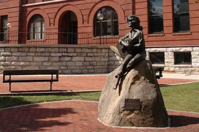 dolly parton statue is one of the best free things to do in sevierville